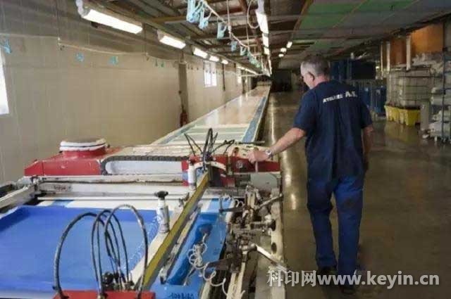 動則上萬的絲網(wǎng)印刷品,揭秘愛馬仕絲巾的制作過程_市場政策_科印印刷網(wǎng)